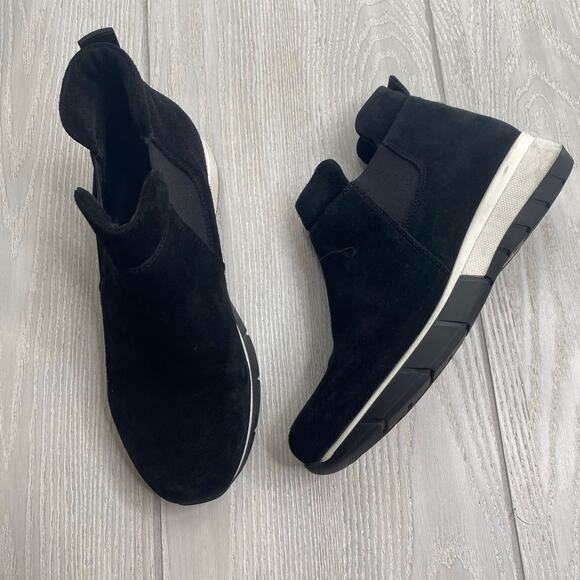 La Canadienne Women's Black Italian Suede Slip-On Nikki Sneakers Size 7.5